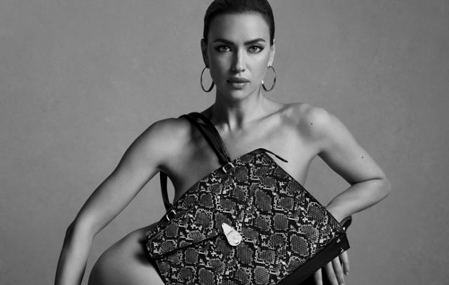 Ірина Шейк повністю оголилася для реклами сумок - фото 352944