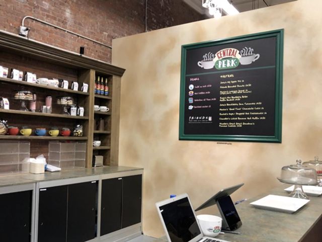 У Нью-Йорку відкрили музей серіалу Друзі (фото) - фото 353066