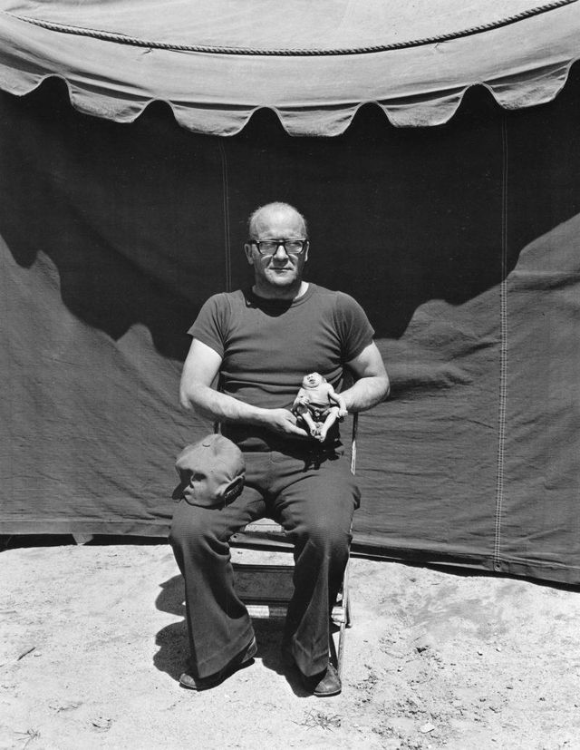 Заради цих знімків фотограф подорожував з бродячим цирком - фото 353235