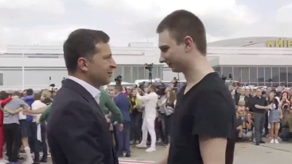 Сенцов та полонені українські моряки повернулися в Україну: перші фото