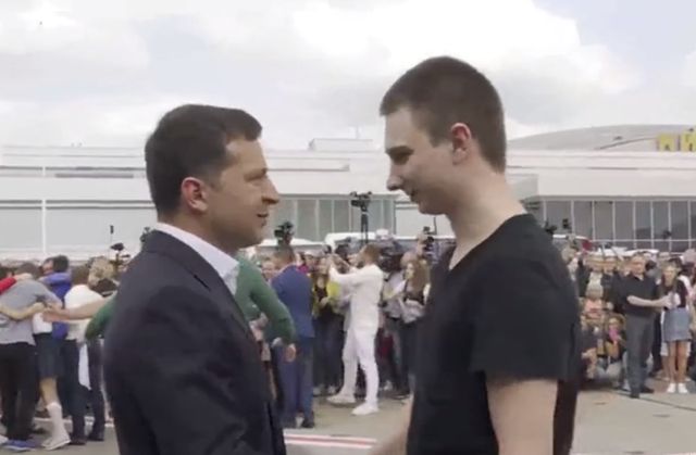 Зеленський на злітній смузі зустрічає звільнених Росією українців- фото 353302