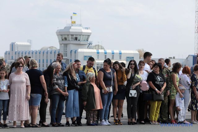 В Борисполі на полонених очікували родичі- фото 353305