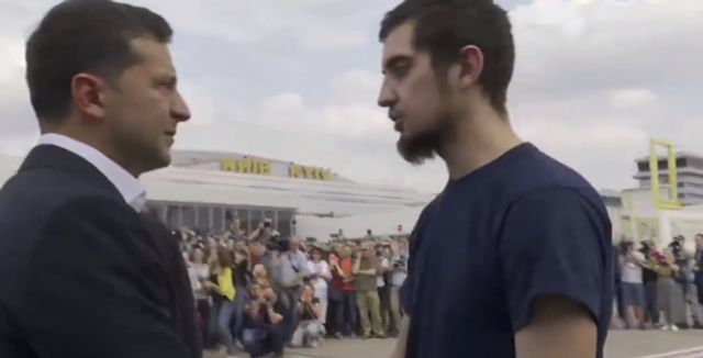 Сенцов та полонені українські моряки повернулися в Україну: перші фото - фото 353314