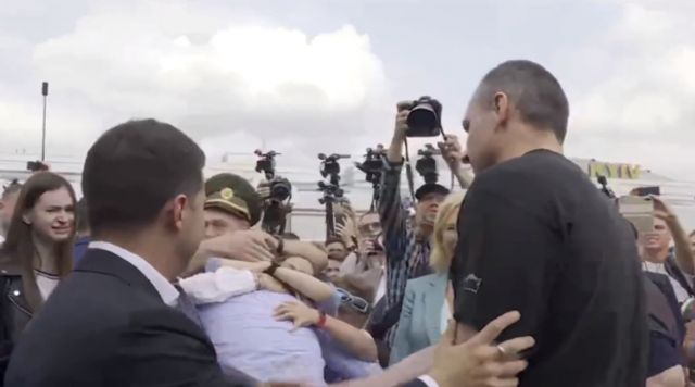 Сенцов та полонені українські моряки повернулися в Україну: перші фото - фото 353315