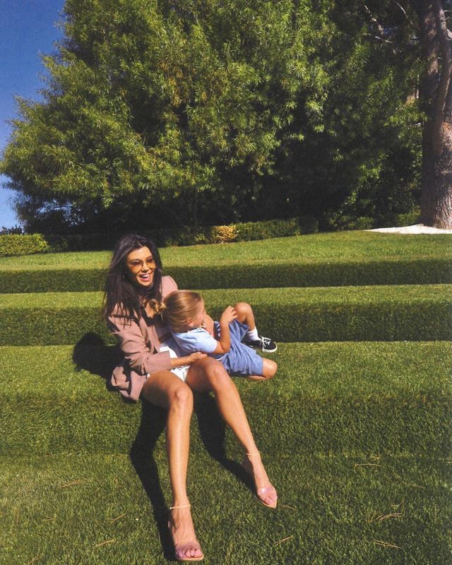 Сестра Кім Кардашян показала спокусливі форми у відвертому одязі - фото 353411