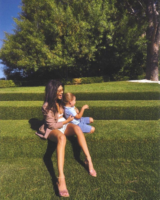 Сестра Кім Кардашян показала спокусливі форми у відвертому одязі - фото 353413