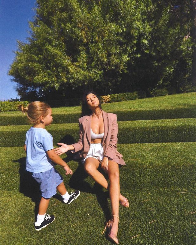 Сестра Кім Кардашян показала спокусливі форми у відвертому одязі - фото 353416