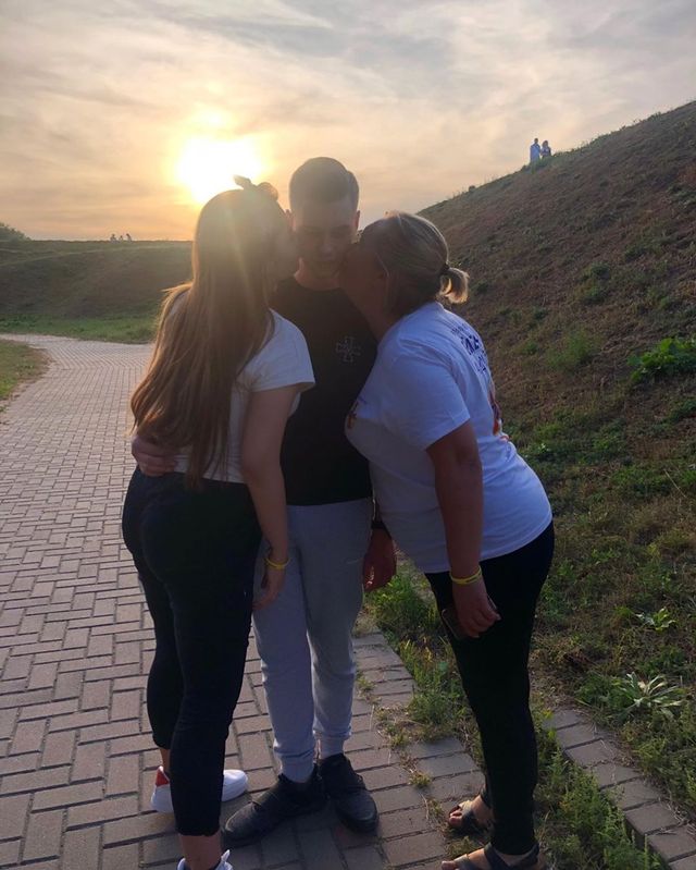 Юний моряк Андрій Ейдер освідчився дівчині після повернення з полону: емоційні фото - фото 353648