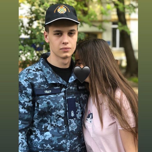 Юний моряк Андрій Ейдер освідчився дівчині після повернення з полону: емоційні фото - фото 353649