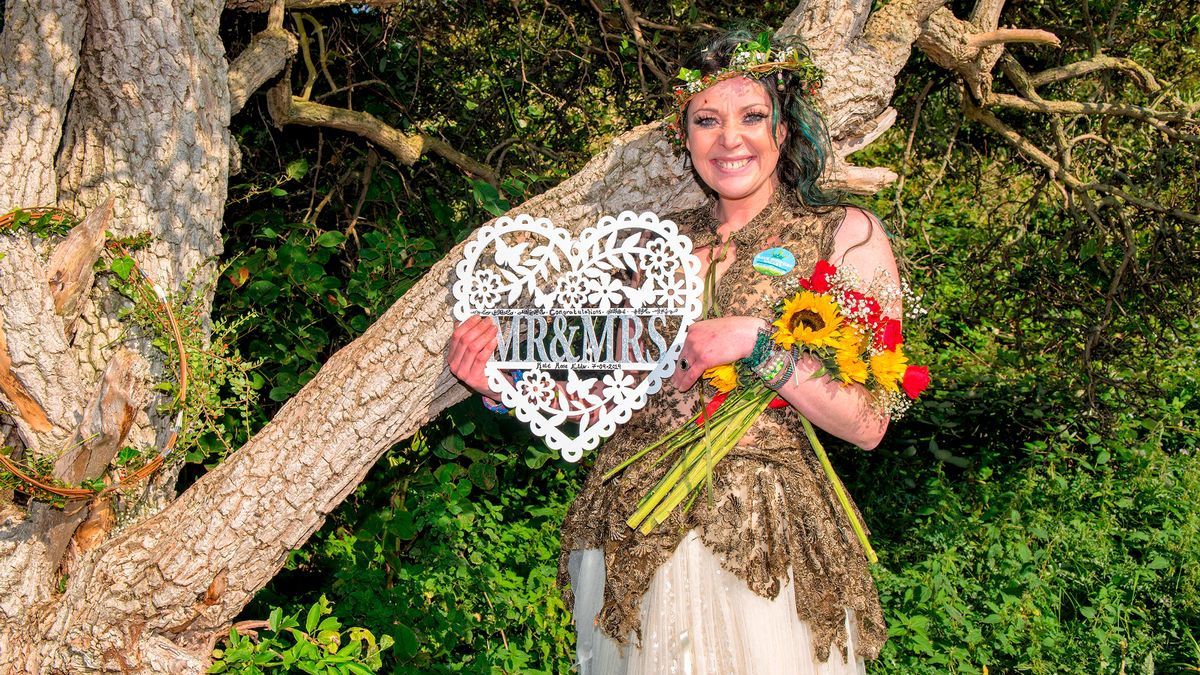 Британка вийшла заміж за дерево: взяла його прізвище