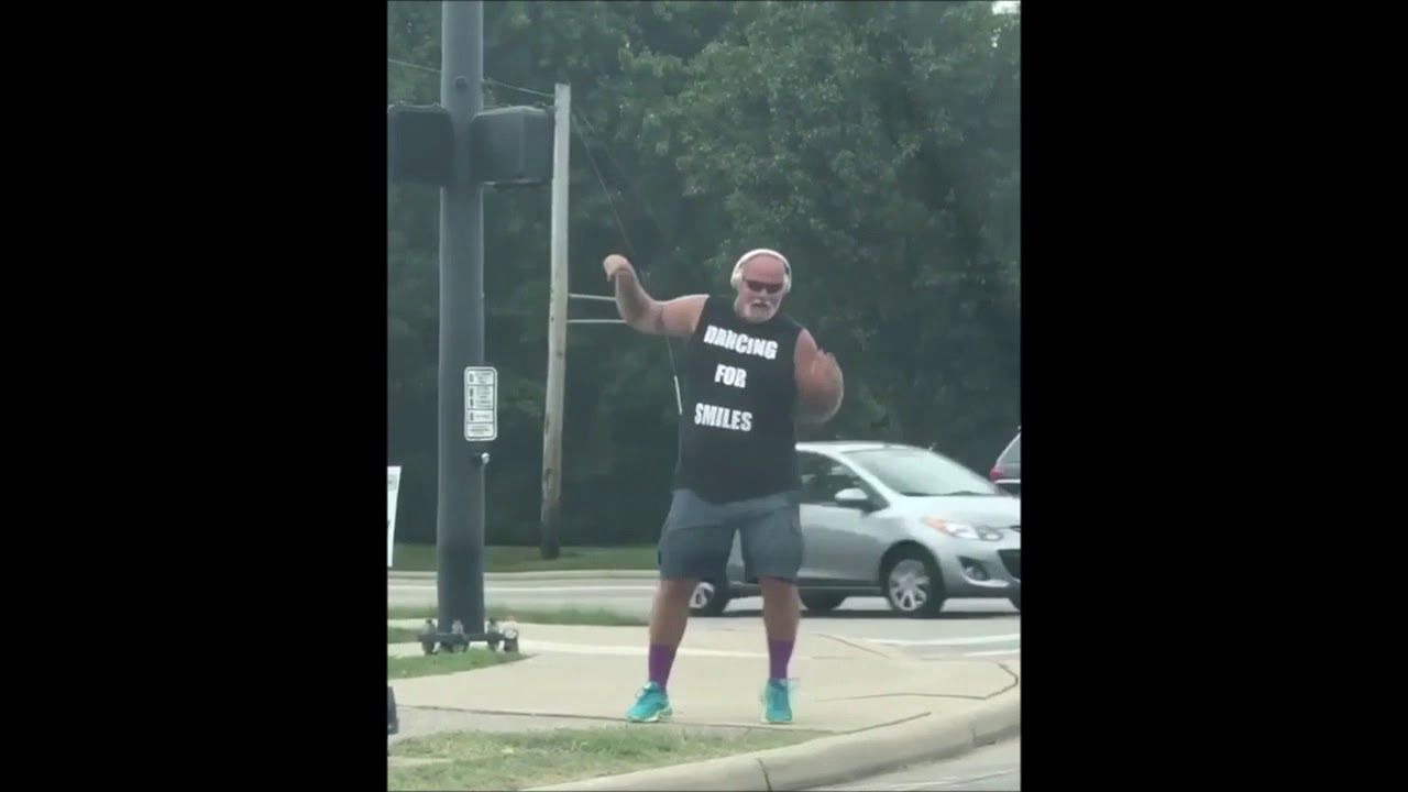 Веселий чоловік на перехресті підіймає настрій водіям: відеофакт