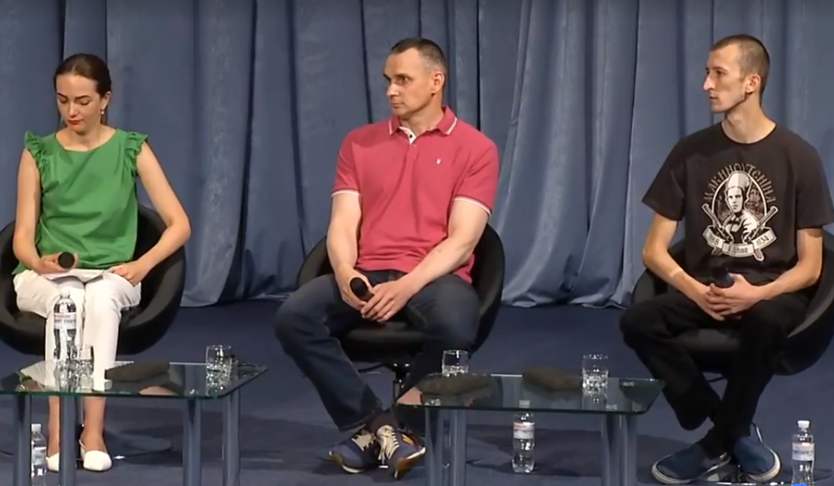 Олег Сенцов та Олександр Кольченко дають першу пресконференцію: дивитись онлайн