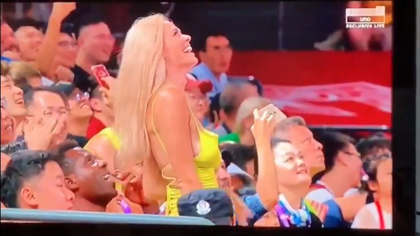 Пишні груди фанатки позбавили дару мови коментатора ЧС з баскетболу: курйозне відео - фото 1