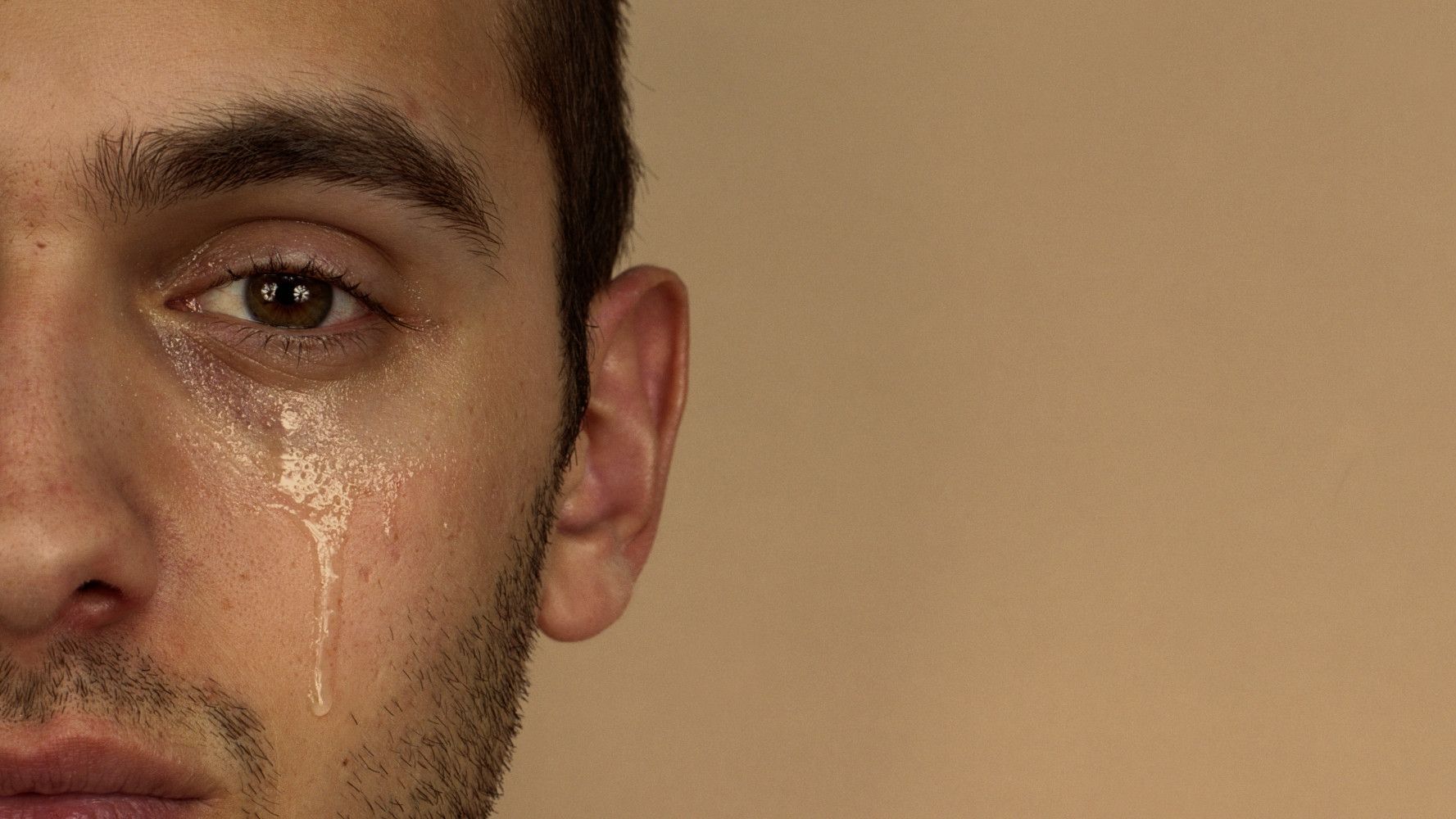 Ось що треба знати про чоловіків, які плачуть під час фільмів