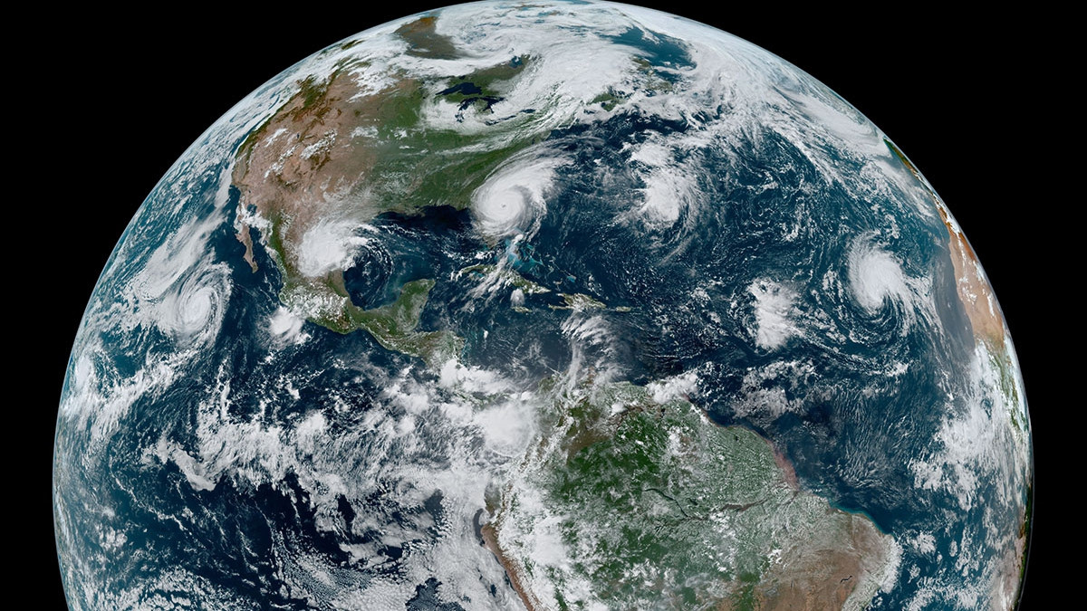 У NASA показали знімок з чотирма штормами на Землі - фото 1