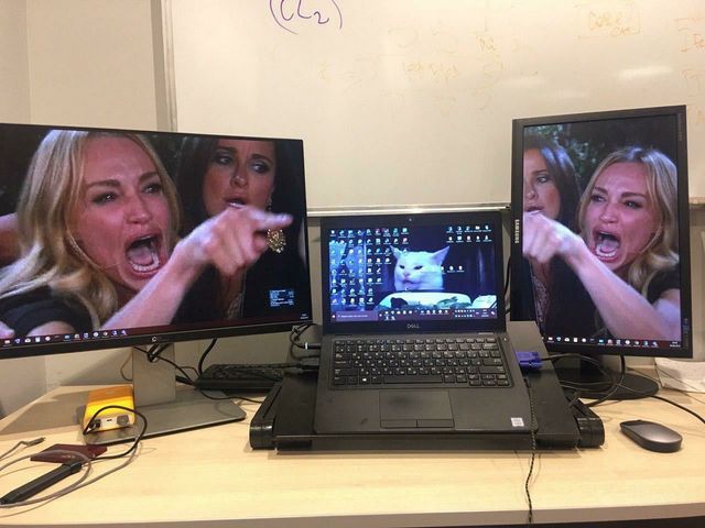 Один з головних мемів року користувачі мережі перенесли в реальне життя: кумедні фото - фото 354101