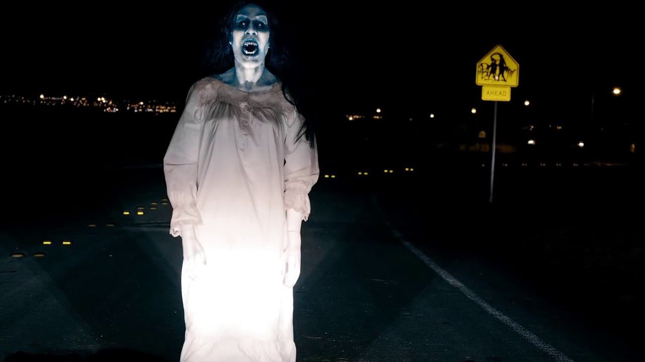 В школі камера спостереження зафіксувала розмитий силует, який гуляв коридором: відео