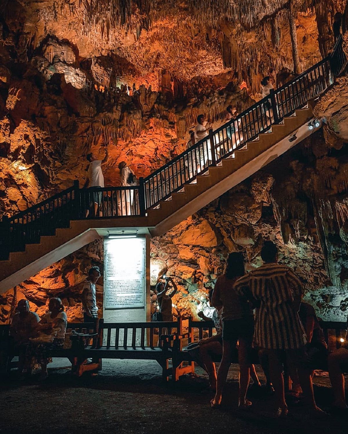 Студент робить на смартфон ефектні фото Туреччини