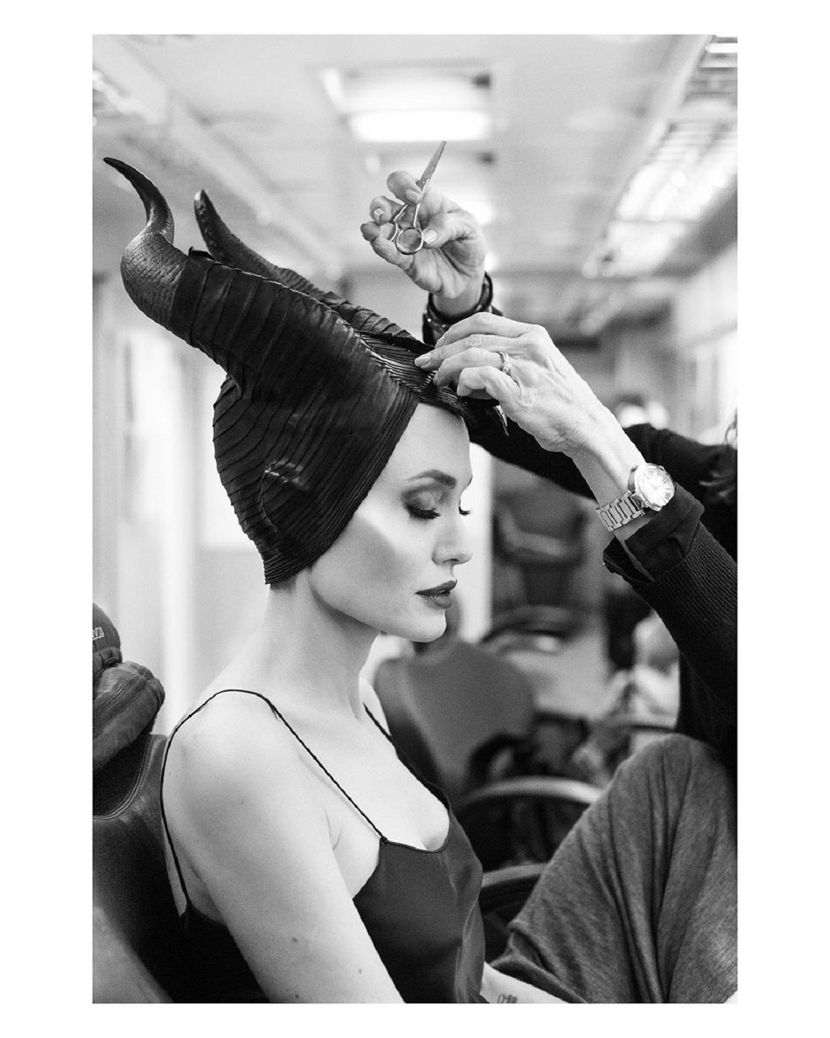 Як Анджеліна Джолі перетворюється у Малефісенту: відео