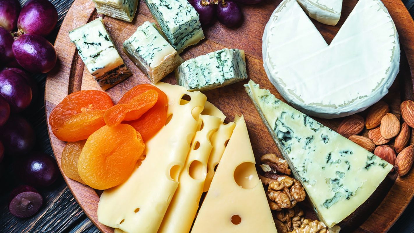 Дієтологи розповіли, кому особливо корисно їсти сир