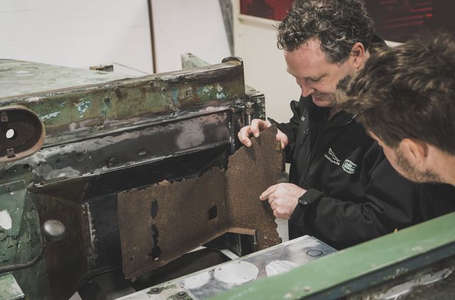 Land Rover повернув на дорогу позашляховик 1948 року - фото 354955