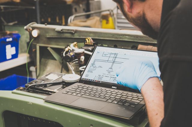 Land Rover повернув на дорогу позашляховик 1948 року - фото 354960