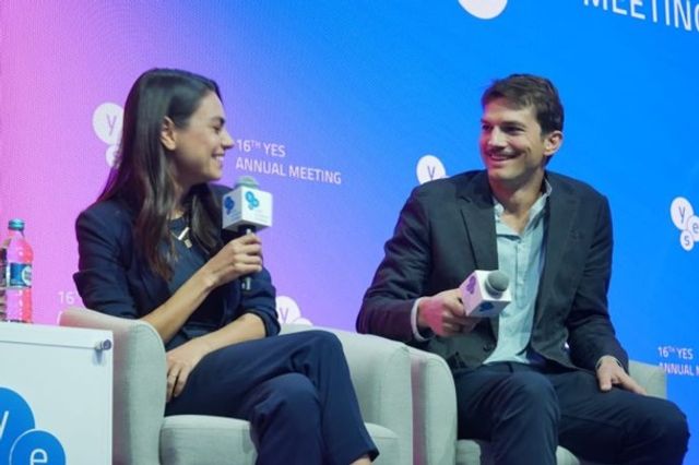 Зеленський поспілкувався з зірками Голлівуду Мілою Куніс і Ештоном Катчером - фото 355088