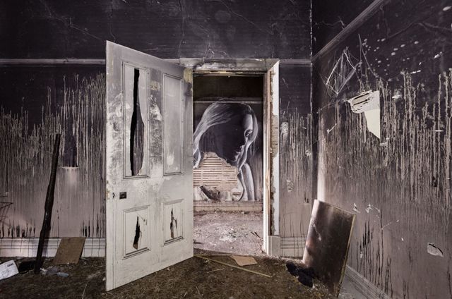 Дивовижні портрети жінок на стінах покинутих будинків - фото 355124