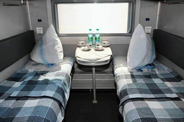 В Укрзалізниці показали найдорожчий плацкартний вагон: фото - фото 355166