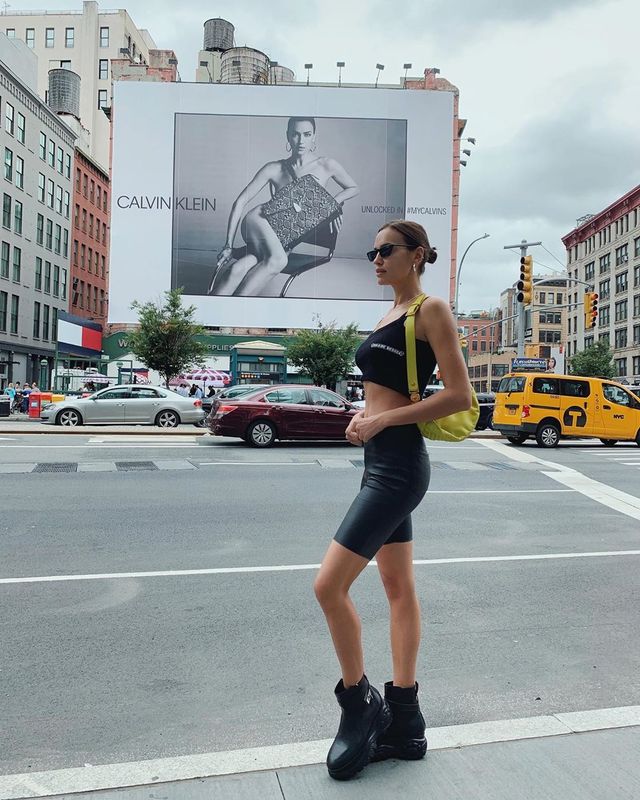 Ірина Шейк похизувалась фігурою у гарячому образі (фото) - фото 355251