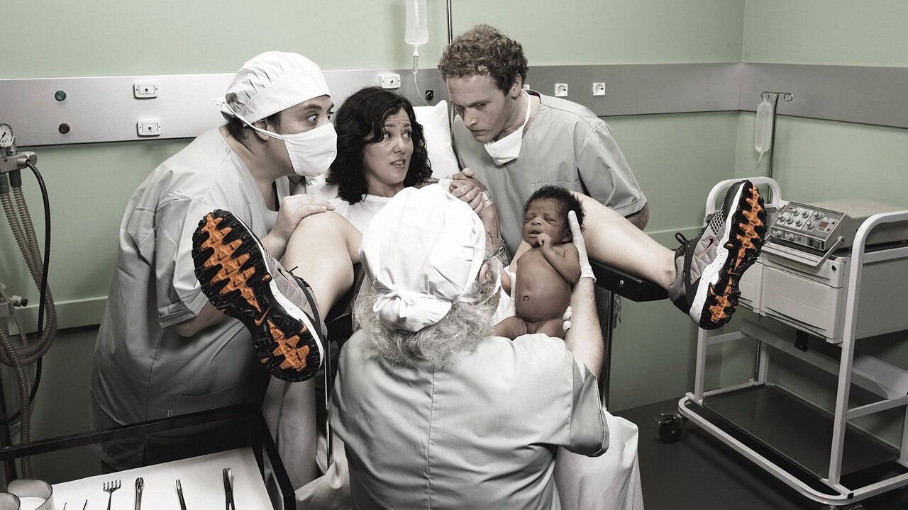 Заряджає телефон екраном вниз: користувачі мережі обговорюють головні ознаки зради