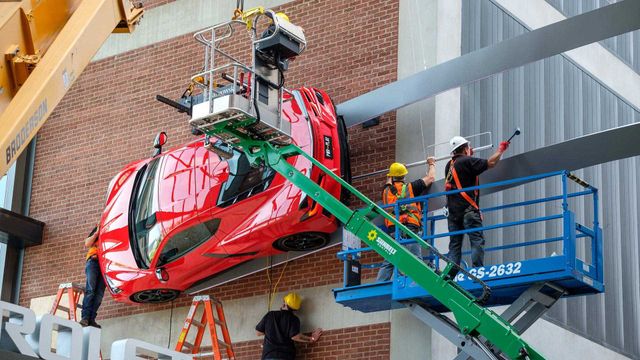 Chevrolet Corvette повісили на стіну: ефектне видовище - фото 355538
