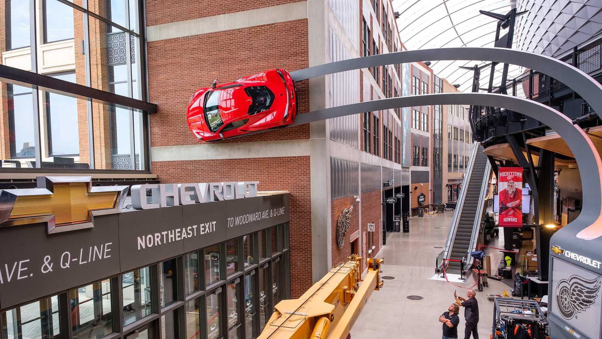 Chevrolet Corvette повісили на стіну: ефектне видовище