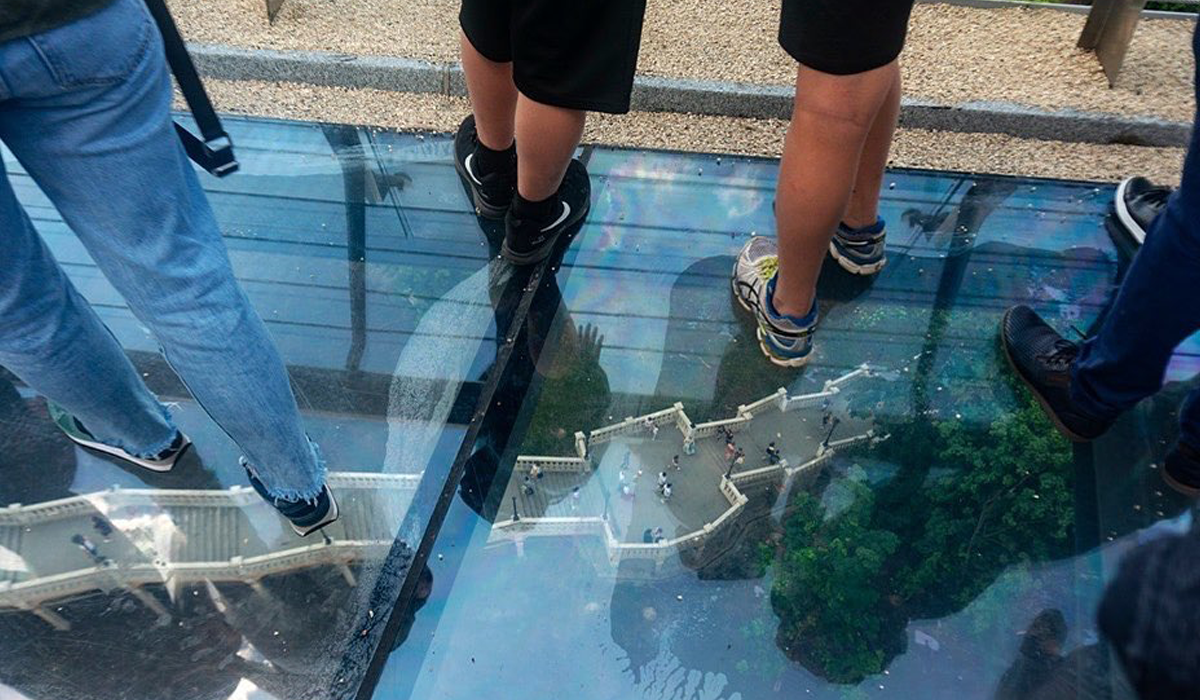 Скляну частину пішохідного моста в Києві відкрили для прогулянок: відеофакт