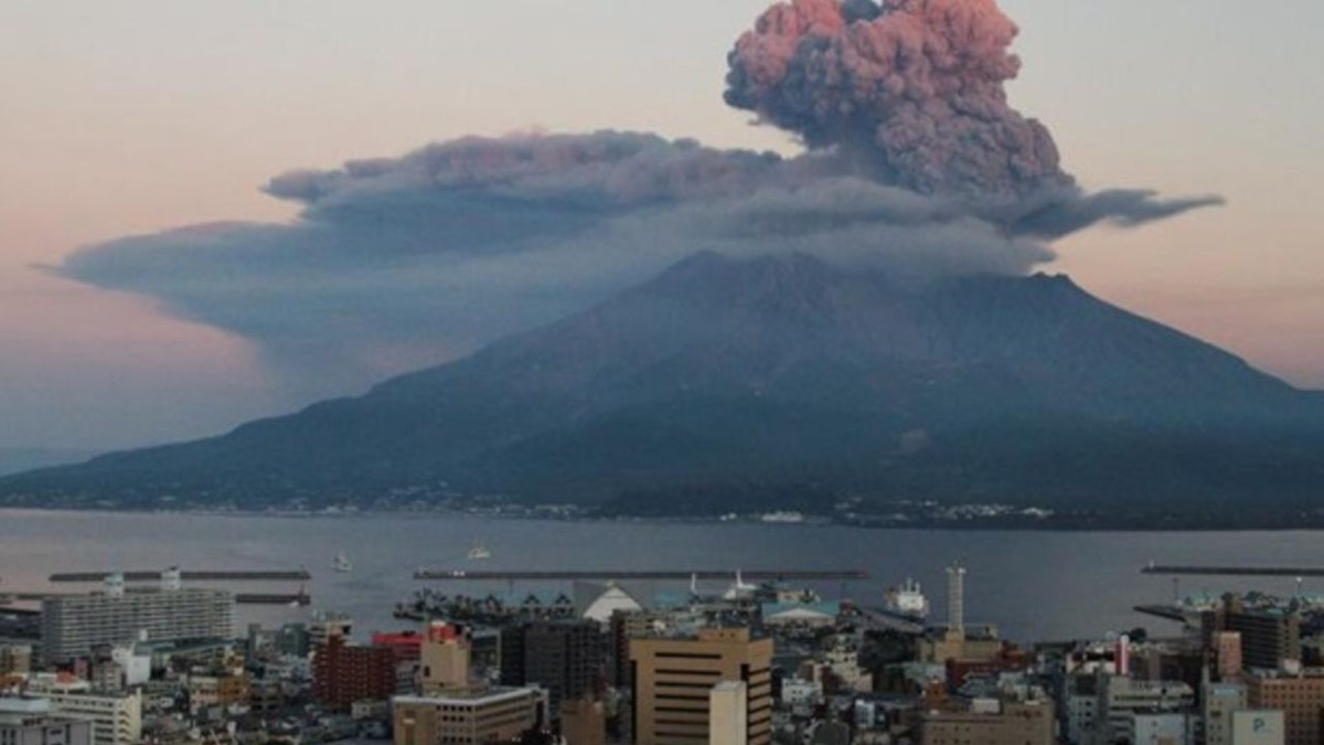 Виверження вулкана в Японії - фото 1