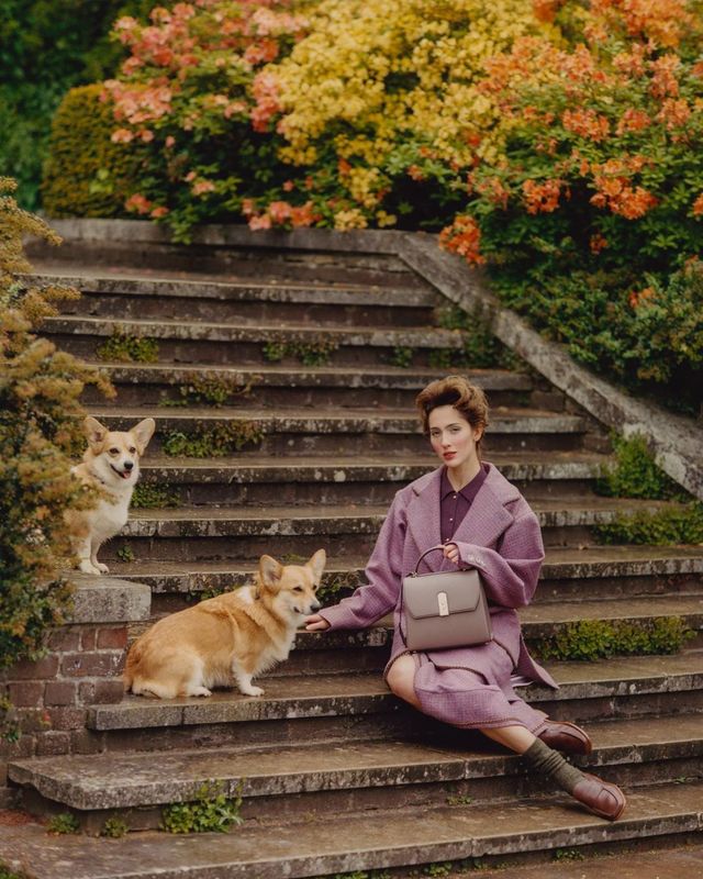 Модель-трансгендер з'являлася на обкладинці глянцю в образі Єлизавети II - фото 355630