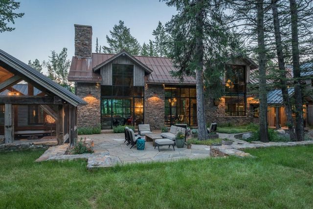 Як виглядає ідеальний дім для відпочинку на краю лісу (фото) - фото 355715