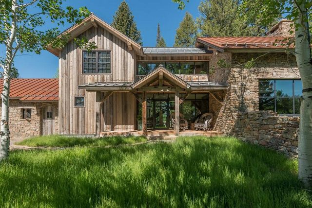 Як виглядає ідеальний дім для відпочинку на краю лісу (фото) - фото 355716