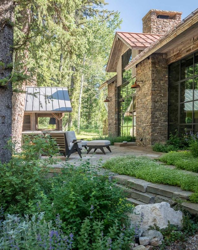 Як виглядає ідеальний дім для відпочинку на краю лісу (фото) - фото 355718