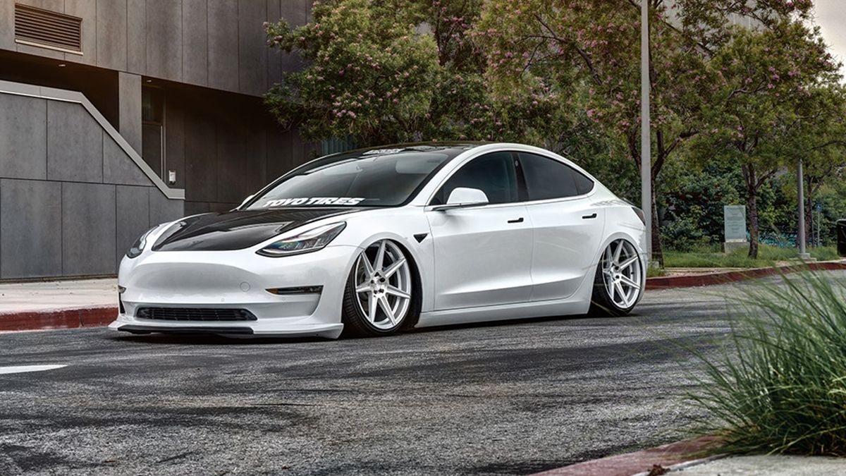 Tesla Model 3 переробили в спорткар - фото 1