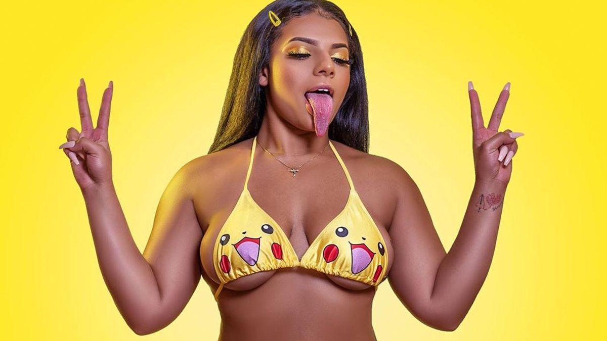 Неймовірно довгий язик зробив відверту блогерку зіркою в Instagram: пікантні кадри (18+)