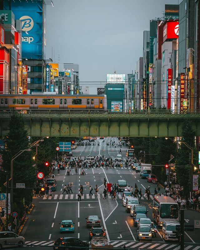 Прогулянка вулицями Токіо у яскравих фото - фото 355804
