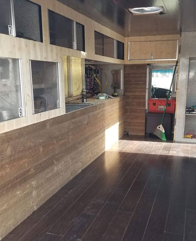 Хлопець перетворив старий автобус у дім мрії за 4 місяці (фото) - фото 355851