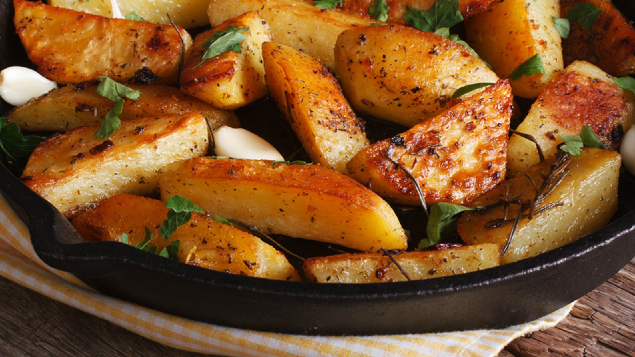 Дивовижно смачна картопля із золотистою скоринкою в духовці: рецепт