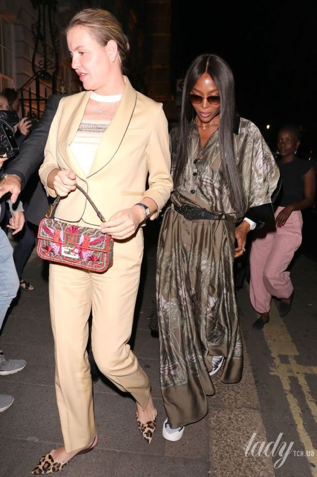 49-річна Наомі Кемпбелл здивувала екстравагантним виглядом - фото 355931