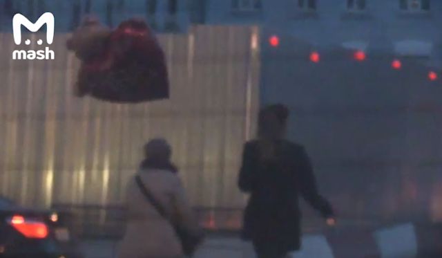 Дочка Заворотнюк з кулькою - фото 356133