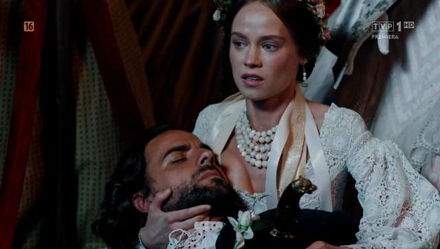 Катя намагається врятувати коханого - фото 356172