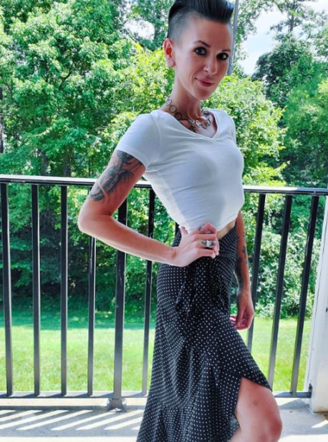 Чоловік подарував дружині перстень, від якого у людей пішов мороз по шкірі - фото 356179