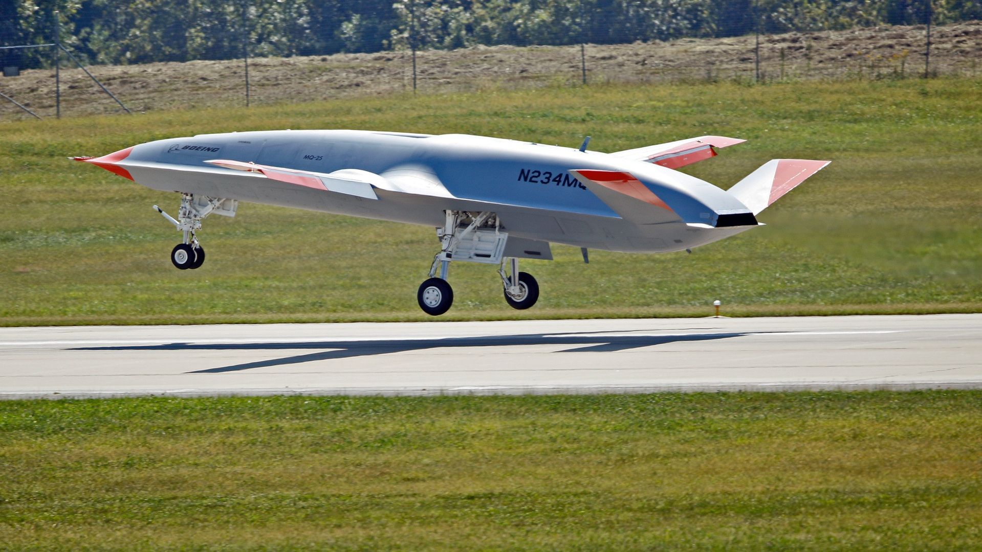 Boeing вперше випробував дрон для ВМС, який заправлятиме винищувачі