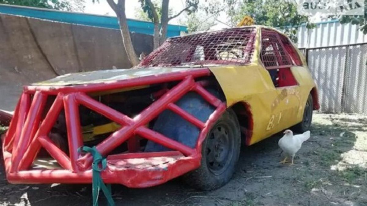 Пережив апокаліпсис? В Україні виставили на продаж найдивніший автомобіль